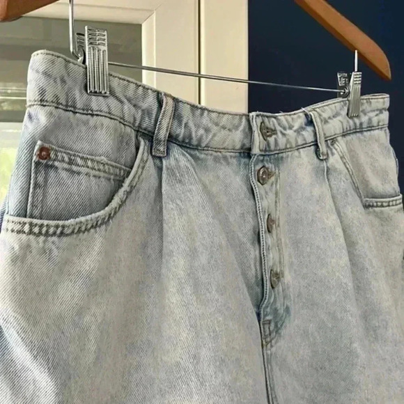 ZARA Cut Off Jeans Shorts Denim Exposed Button Fly Pleated Light Acid Wash Sz 12 - Picture 5 of 12